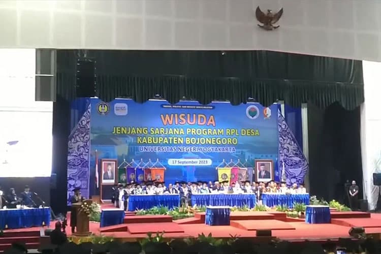 Hadiri Wisuda Program Sarjana RPL Desa, Mendes PDTT: Ini Pertama di Dunia