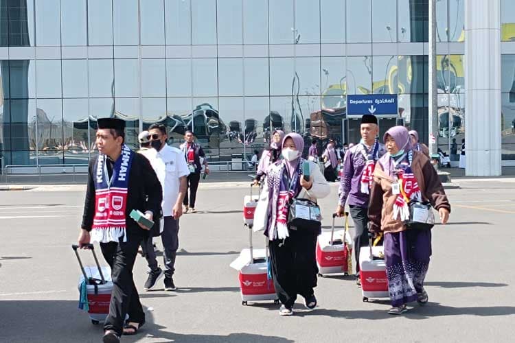Jemaah Haji Lansia Terpisah Rombongan Saat Umrah, PPIH Sigap Membantu