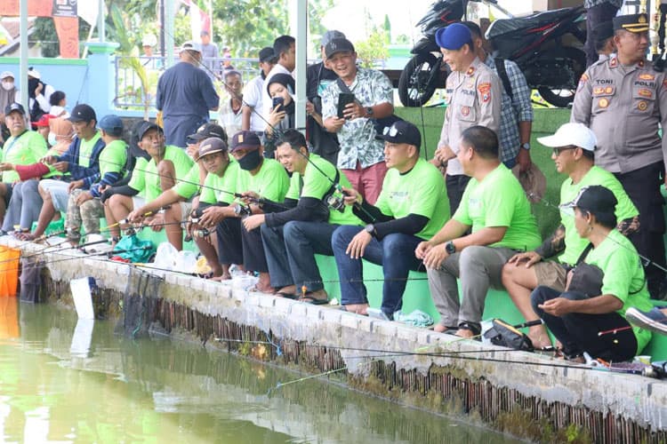 Sensasi Tarikan Rezeki, Ratusan Pemancing Berburu Hadiah di Kapolresta Banyuwangi Cup 2025