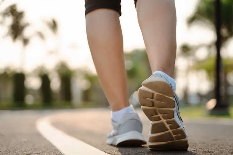 Manfaat Luar Biasa Retro Walking: Baik untuk Otot, Keseimbangan, dan Otak